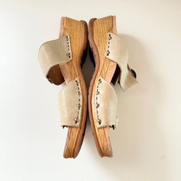 Dansko Women's Manda, Oyster Washed Leather Sandal - Picture 4 of 5